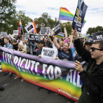 Juez prohíbe aplicar leyes LGBTQ en algunos estados de EEUU