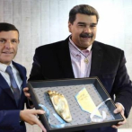Nicolás Maduro recibe una réplica del pie izquierdo de Diego Maradona