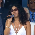 Hija de David Ortiz canta himno estadounidense en ceremonia de exaltación del Salón de la Fama