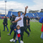 Luis Suárez recibe baño de masas al regresar a Uruguay