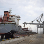 Primer barco cargado de grano zarpa de puerto de Ucrania