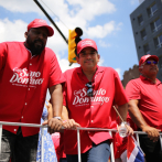 Vladimir Guerrero desfila en la carroza de Café Santo Domingo en el Bronx