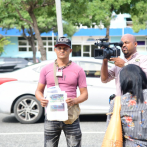 Hombre se encadena frente a la Pepca denunciando supuesta mafia con terrenos en Bonao