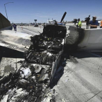 Dos personas escapan después de que avión aterriza en autopista del sur de California