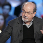 Escritor británico Salman Rushdie apuñalado en un evento en EEUU