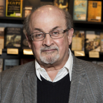 Salman Rushdie sigue hospitalizado tras ataque
