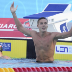 Davic Popovici, de 17 años, bate el récord mundial de los 100 metros libres