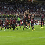 Milan gana 4-2 a Udinese, Inter vence 2-1 en Lecce en el descuento