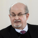 Irán: Entre bendiciones y silencio reciben la noticia del ataque a Salman Rushdie