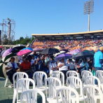 Creyentes en la fe católica llegan al Estadio Olímpico para recibir imagen de la Virgen de la Altagracia