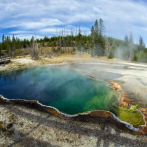 Encuentran restos humanos en aguas termales del parque de Yellowstone de EEUU