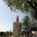 En Sevilla, España: desde Lonja del Barranco hasta la Torre del Oro