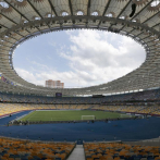 Ucrania vuelve a tener fútbol con simbolismo y gradas vacías