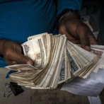Cubanos compran divisas en calles