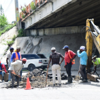 Obras Públicas tapa hoyos autopista 6 de Noviembre
