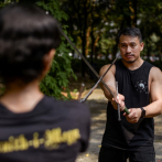 Caballeros indonesios mantienen viva la lucha medieval de espadas
