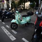 Paris impone tasa de aparcamiento a motoristas