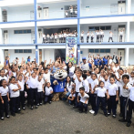 Los Tigres del Licey visitan el colegio Apec Fernando Arturo de Meriño