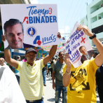 Personas desfilan pidiendo cuatro más para presidente Abinader al culminar inauguración de la Duarte con París