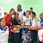 Los campeones de los XVII Juegos Deportivos de Los Mina son premiados