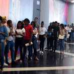 Jóvenes del Gran Santo Domingo buscan plaza en feria de empleo