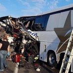 Chocan autobús y camión de combustible en México; mueren 18