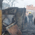 Bomberos sofocan fuego en tienda de pacas en Santo Domingo Este