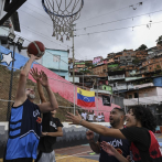 Jóvenes tocados por la violencia se forman como árbitros de baloncesto en Venezuela