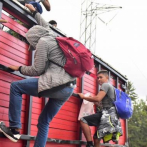 Hallan a 121 migrantes abandonados en un camión en el norte de México