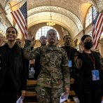 Bandera y lágrimas en juramentación de 200 inmigrantes como ciudadanos de EEUU