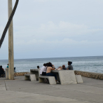 Personas se recrean en el Malecón de Santo Domingo a pesar de alerta por Fiona