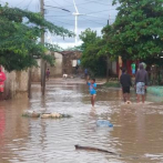 Pobladores de Los Cocos en Barahona claman por ayuda tras inundaciones por cola de huracán Fiona