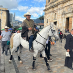 Un senador colombiano ingresa a caballo a la sede del Congreso