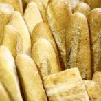 Ante alza de los precios, distribuidores regalan pan caliente en Dubai