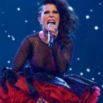 Alejandra Guzmán es sacada en ambulancia tras caer en el escenario durante show