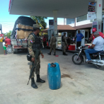 Miembros del Ejército se mantienen en estación de combustible en Pedernales para evitar contrabando