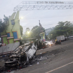 Enfrentamientos de fanáticos en juego de fútbol dejan 127 muertos en Indonesia