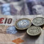 La libra esterlina pierde 1% frente al dólar, lastrada por la inquietud sobre la deuda británica