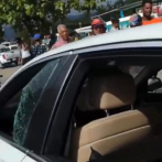 Matan a una mujer mientras conducía su automóvil en Santiago