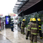 Bomberos dan detalles de incendio que afectó a Applebee's en Silver Sun