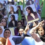 Una madre iraní rechaza versión muerte de hija