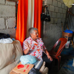 Señora de 80 años duerme en dos sillas