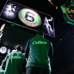 Celtics homenajean a Bill Russell antes de su estreno contra los 76ers