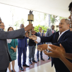 Marileidy Paulino entrega al rector de la UASD la antorcha de los Juegos Tony Barreiro