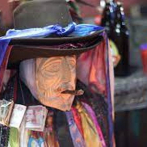 Cientos veneran en Guatemala al santo Maximón con tabaco, alcohol y dinero