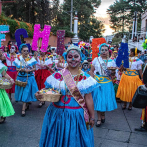 Vistoso desfile en México mezcla Día de Muertos con Halloween