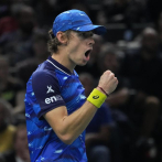 Alex De Minaur sorprende a Daniil Medvedev en el Masters de París