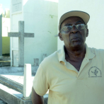 Con 50 años viviendo entre tumbas ha enterrado familia, amigos y compañeros