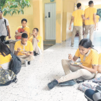 Alumnos comen en el piso por falta de comedor