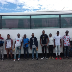 Migración apresa a 23 haitianos indocumentados que iban a bordo de un autobús hacia la capital